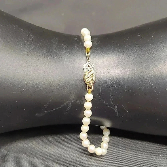 3 mm cultured pearl bracelet 14 karat gold clasp - Picture 2 of 3